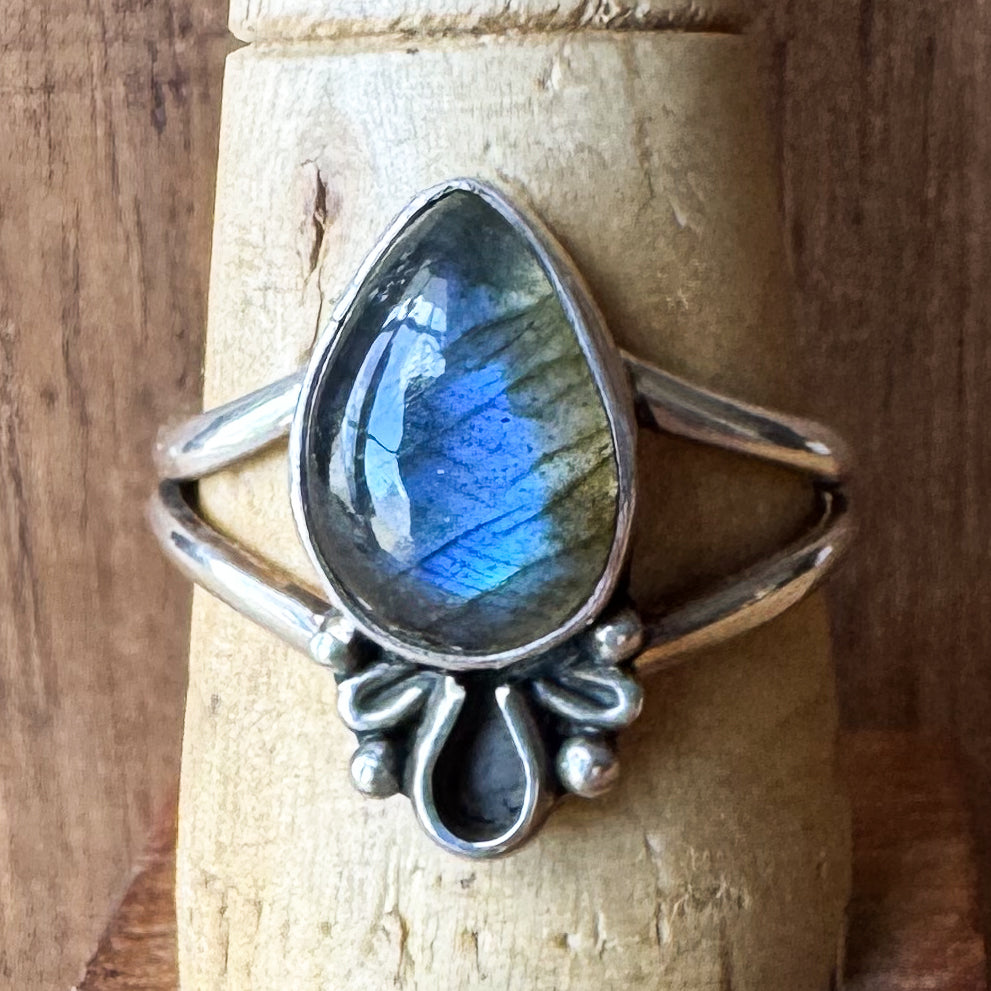 Labradorite Radish Ring sz. 10+